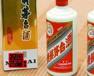 除了酒瓶，成套的包裝，包括商標(biāo)標(biāo)簽、瓶蓋等都是假的。